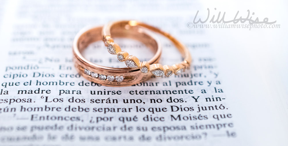 Wedding rings and Spanish Bible scripture Picture
